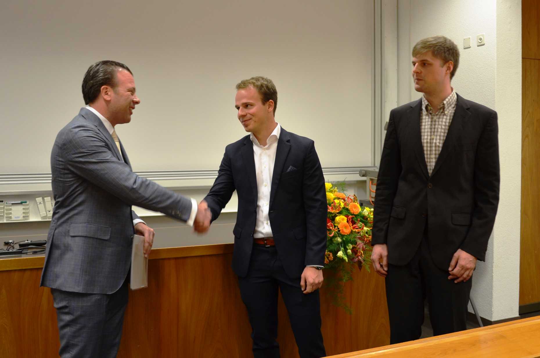 Enlarged view: Martin Gähwiler awards Jens Hunhevicz and Samuel Joss with the Helbling Prize