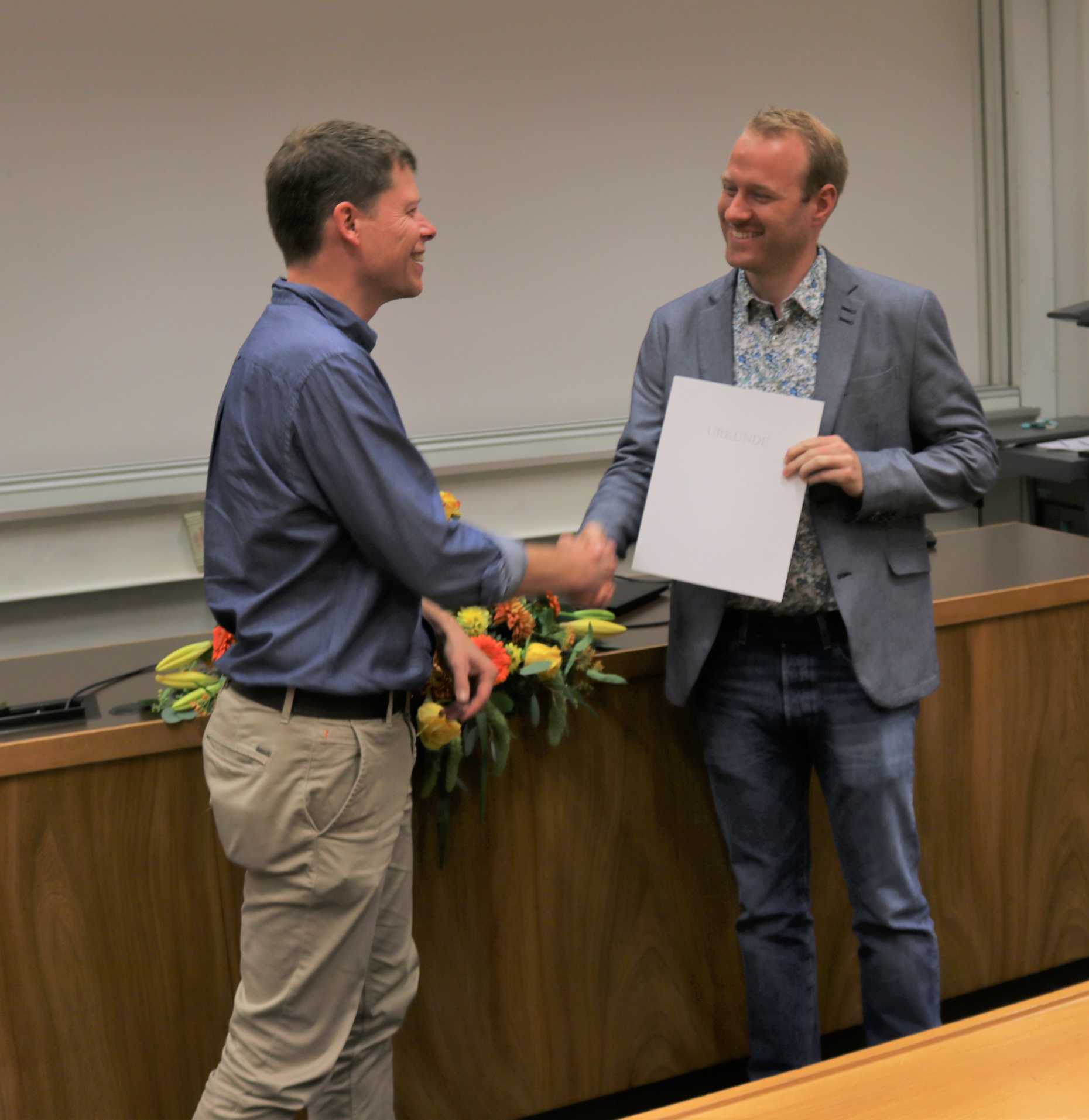 Prof. Adey awards Dr. Jürgen Hackl