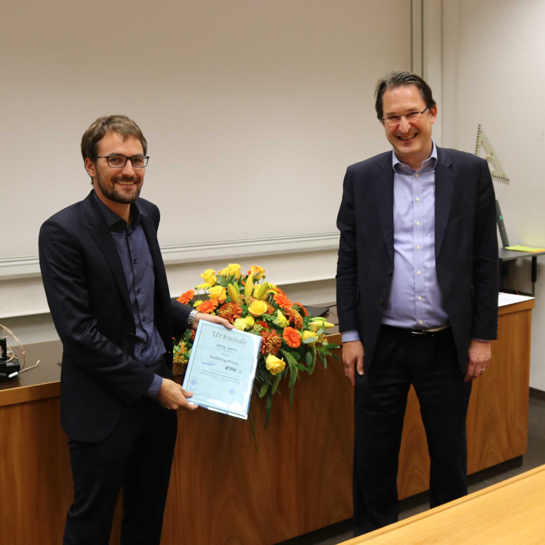 Enlarged view: Philipp Stoffel, Helbling, awards Jörg Jann