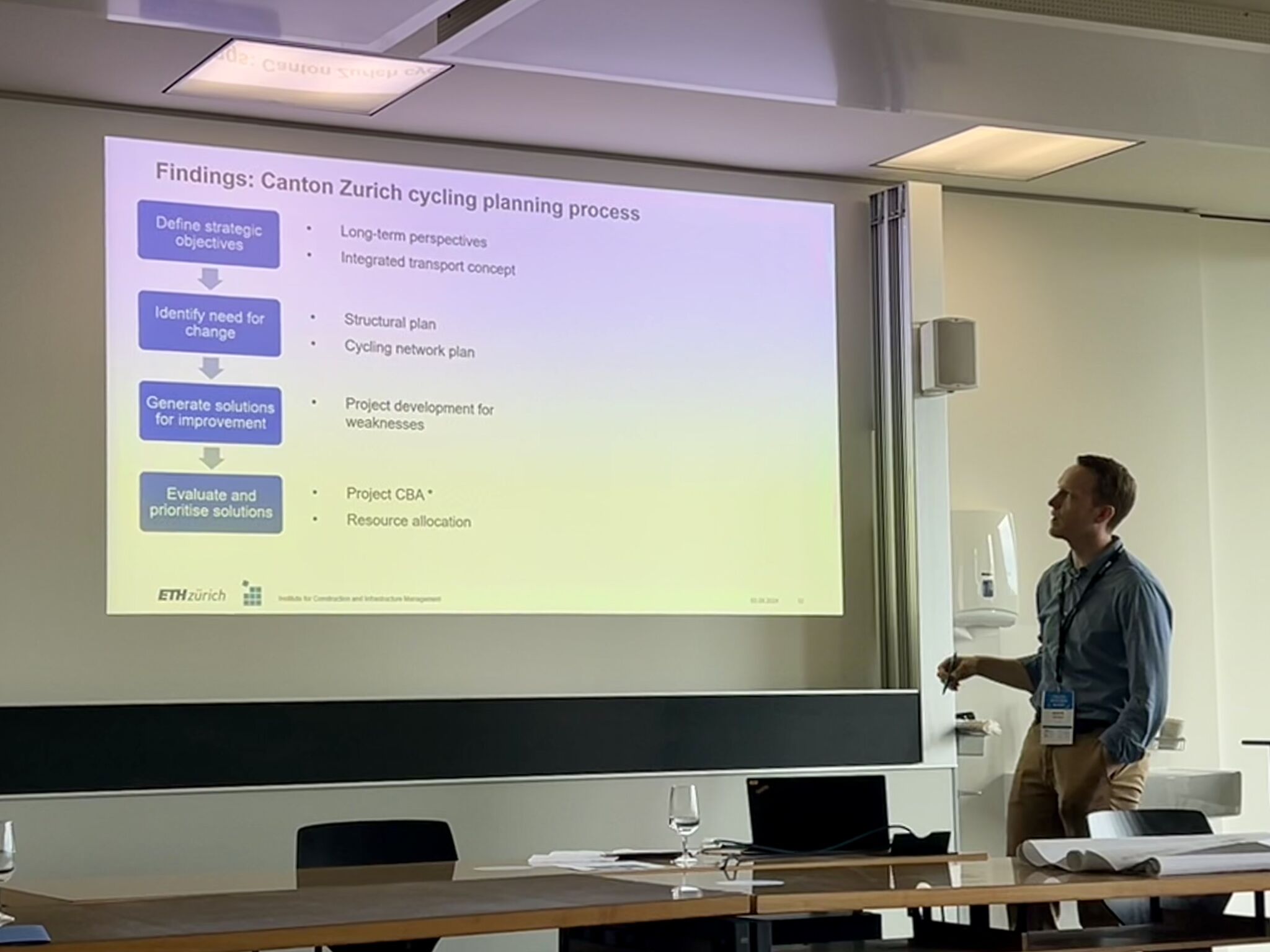 PhD candidate Arnór Elvarsson presenting his work. 