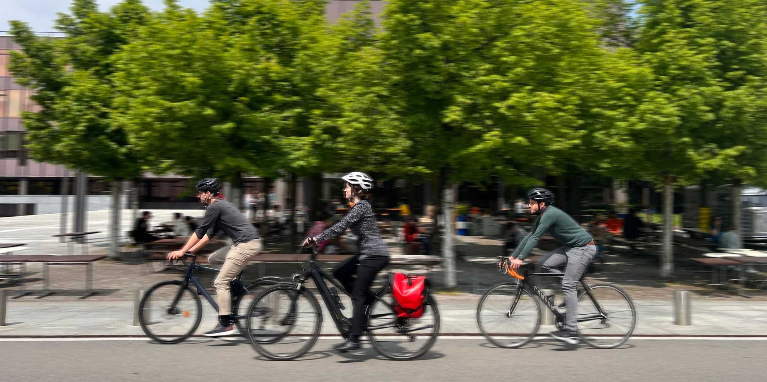 Personen die ein E-Bike fahren. 